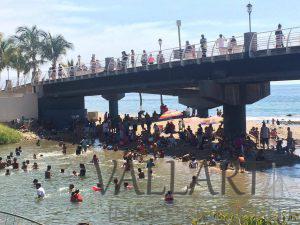 VALLARTENSES TAMBIÉN APROVECHAN VACACIONES PARA DISFRUTAR DE SU PUERTO.