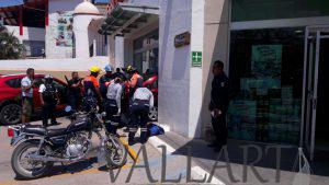 PERDIÓ EL CONTROL Y SE METIÓ CON TODO Y CARRO A LA FARMACIA.