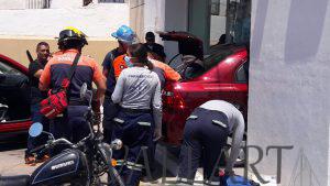 PERDIÓ EL CONTROL Y SE METIÓ CON TODO Y CARRO A LA FARMACIA.