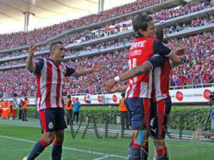 Chivas le dio la vuelta y logra pasar a semifinales. 1 Chivas le dio la vuelta y logra pasar a semifinales.