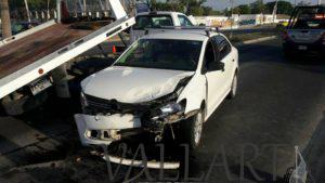 Choca y causa volcadura.