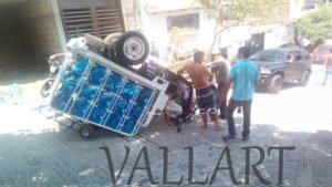 TERMINÓ BAJO EL MOTOCARRO AL GANARLE EL PESO