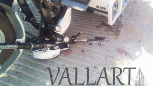 TERMINÓ BAJO EL MOTOCARRO AL GANARLE EL PESO