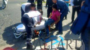 Viajaban 3 a bordo de una moto, terminaron con lesiones y fracturas