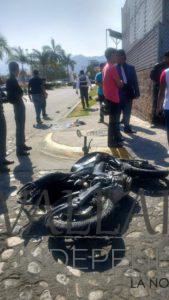 Viajaban 3 a bordo de una moto, terminaron con lesiones y fracturas