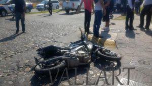 Viajaban 3 a bordo de una moto, terminaron con lesiones y fracturas