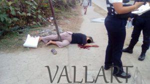 Auto compacto arrolla a dos mujeres; están gravemente heridas