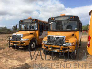 Reciben alcaldes de la región vehículos para el transporte de alumnos