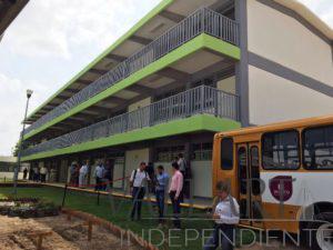 Reciben alcaldes de la región vehículos para el transporte de alumnos