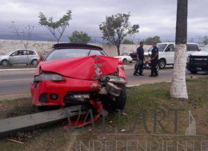 Estrella su convertible contra un poste