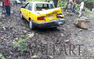 Derrumbe ocasiona choque entre taxi y camioneta 1 Derrumbe ocasiona choque entre taxi y camioneta