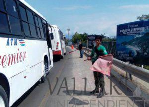 Acuden tránsito de BB embotellamiento en puente Ameca