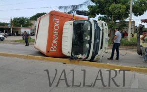 Pierde el control y vuelca camión repartidor de agua