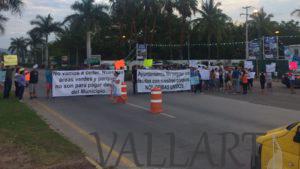 Vecinos del residencial Las Ceibas bloquean carretera en Bahía de Banderas 2 Vecinos del residencial Las Ceibas bloquean carretera en Bahía de Banderas
