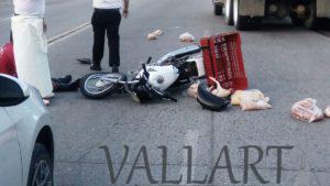 Motorepartidor colisiona contra un vehículo