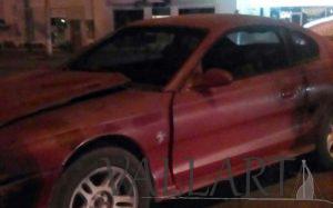 Motociclista se cruza el alto y lo embiste automóvil