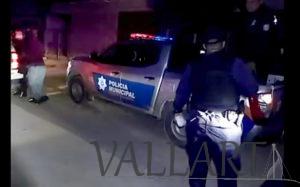 Dispara contra policías; tras persecución detienen a tres menores