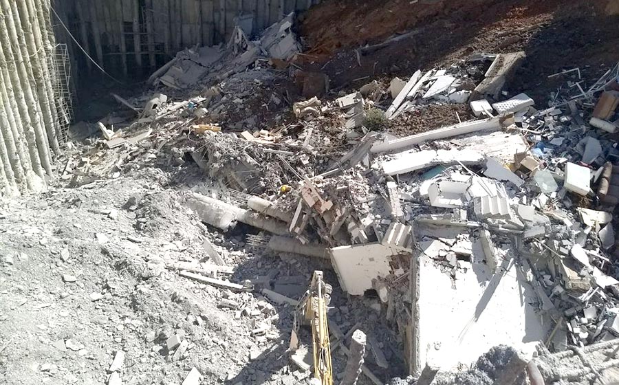 Mueren tres personas aplastadas al derrumbarse tres casas en Monterrey