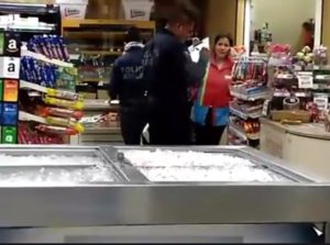 Atracan ‘motoladrones’ dos comercios y logran huir de la policía