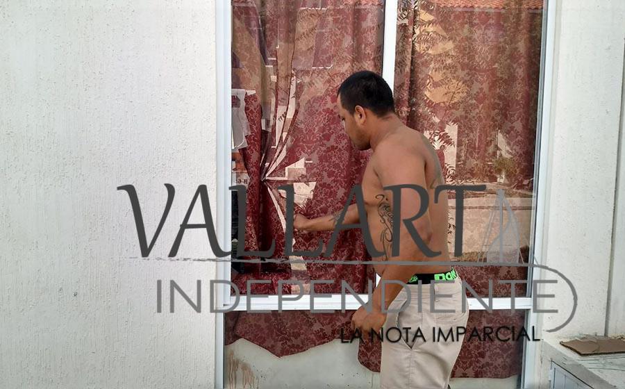 Se rompe un brazo y se corta una pierna al caer de un segundo piso