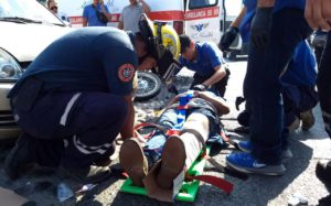 Carambola deja a motociclista en el piso