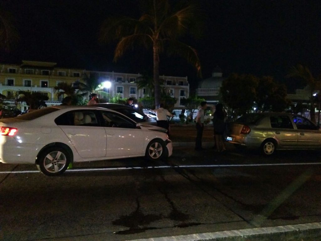 Carambola de tres vehículos deja cuantiosos daños y un detenido