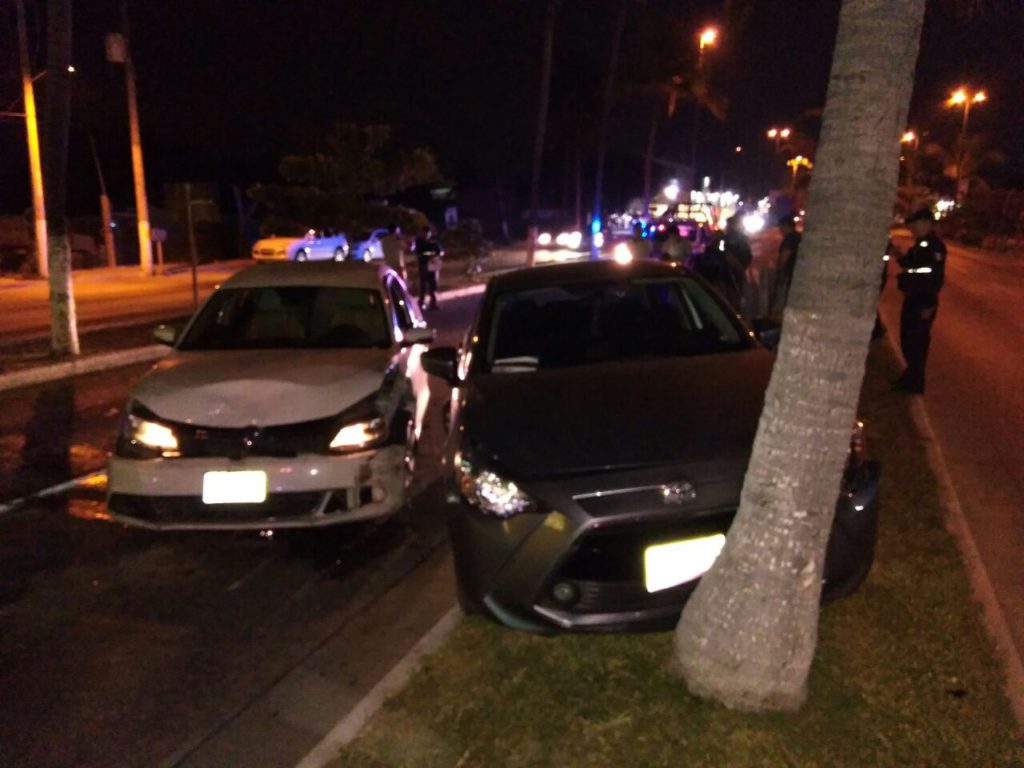 Carambola de tres vehículos deja cuantiosos daños y un detenido