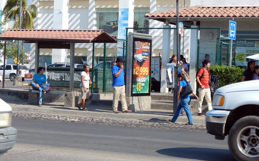Parabús de Macroplaza, peligro permanente para peatones
