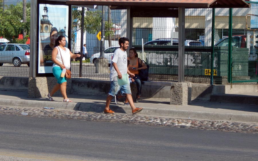 Parabús de Macroplaza, peligro permanente para peatones