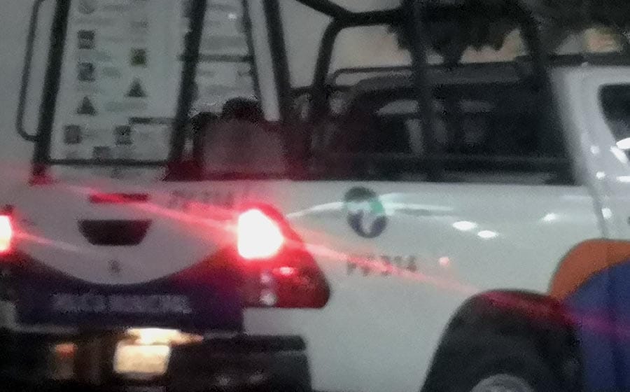 Uniformado y en patrulla, policía municipal es captado ‘echando novia’ 1 Uniformado y en patrulla, policía municipal es captado ‘echando novia’