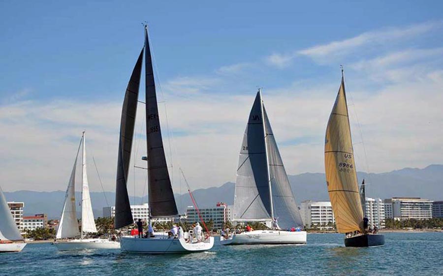 Vallarta Cup Race Series llena con coloridos veleros la bahía de Banderas