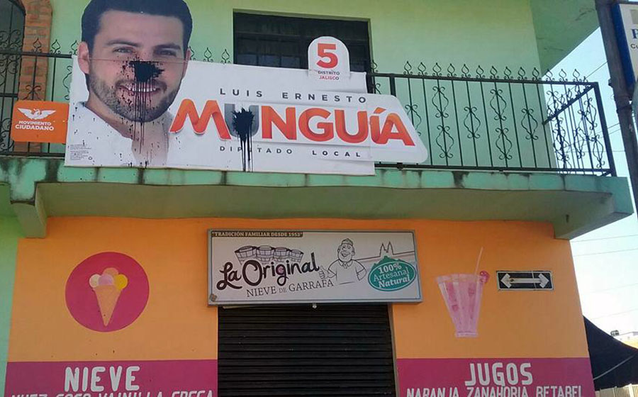 Vandalizan propaganda de Luis Munguía; él responsabiliza al PRI del hecho