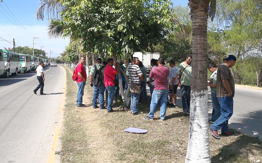 Camioneros se van a huelga por falta de pago; amagan con parar el servicio este jueves