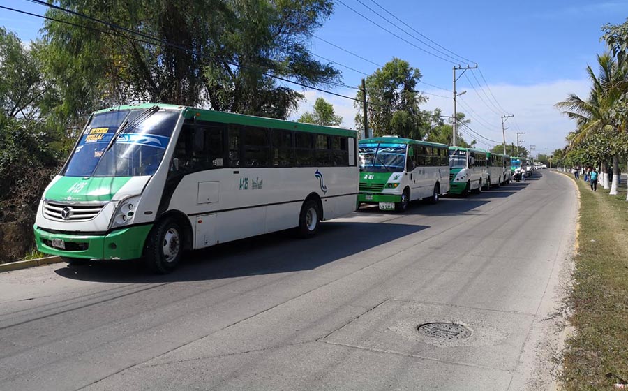 Camioneros se van a huelga por falta de pago; amagan con parar el servicio este jueves