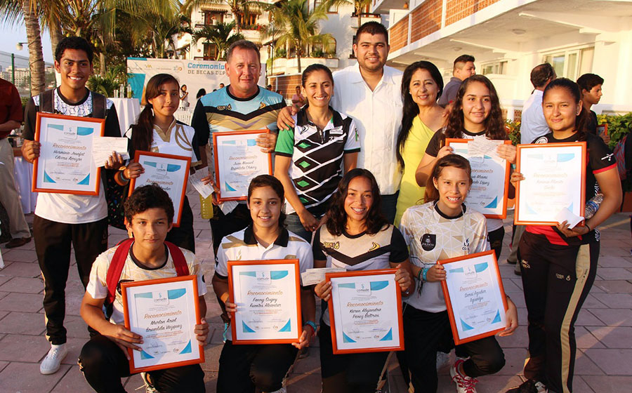 Entrega Comude becas a deportistas destacados de Puerto Vallarta