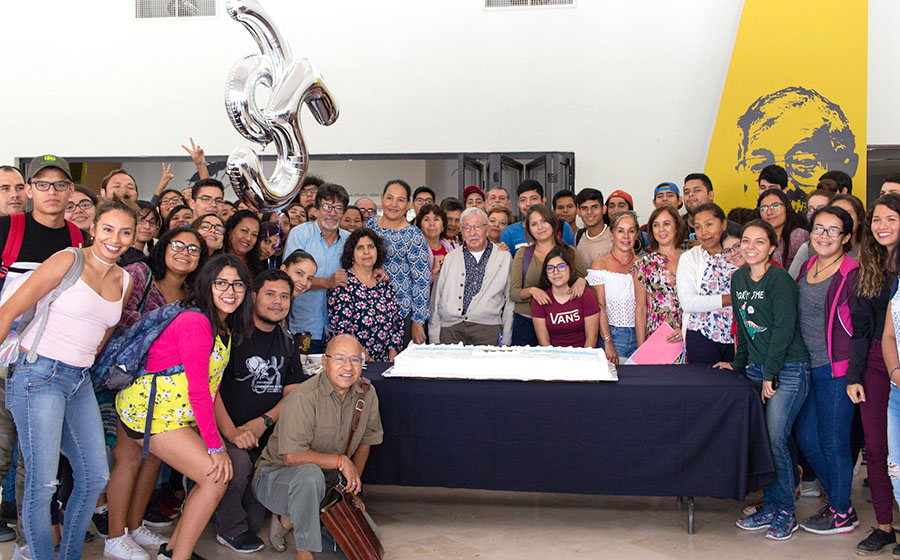 A 65 años de impartir cátedra, rinden homenaje al doctor Juan Luis Cifuentes