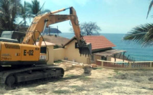 Derriban casa en Punta Mita; estaba construida dentro del ecosistema costero