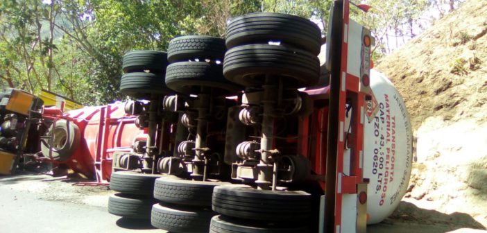VOLCADURA DE UNA PIPA CARGADA CON DIESEL EN CARRETERA 200