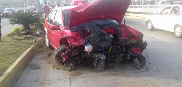 PIERDE EL CONTROL Y SE IMPACTA EN MURO DE CONTENCIÓN.