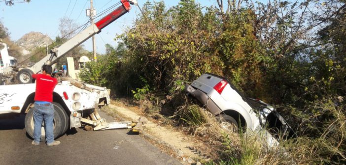 CONDUCTOR SE QUEDO DORMIDO Y SE FUE AL BARRANCO.