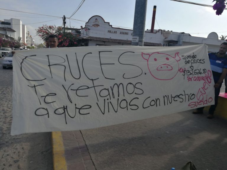 Marchan trabajadores del Hospital Regional en Puerto Vallarta por falta de pagos.