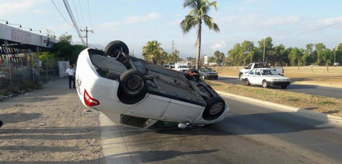 Choca y causa volcadura.