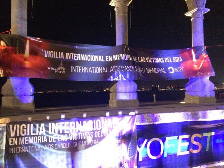 Realizan vigilia por víctimas del SIDA en memoria de personas con el virus.