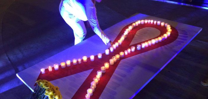 Realizan vigilia por víctimas del SIDA en memoria de personas con el virus.