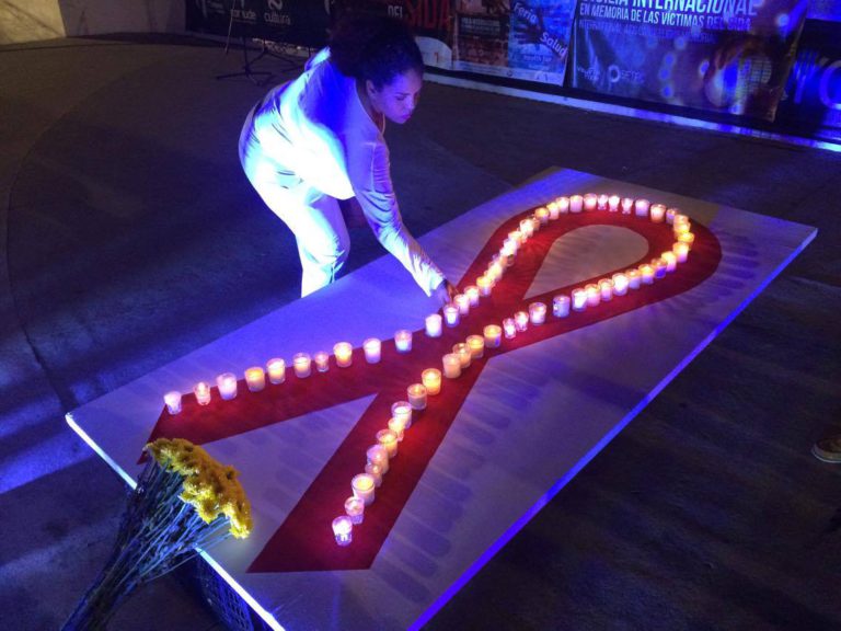 Realizan vigilia por víctimas del SIDA en memoria de personas con el virus.