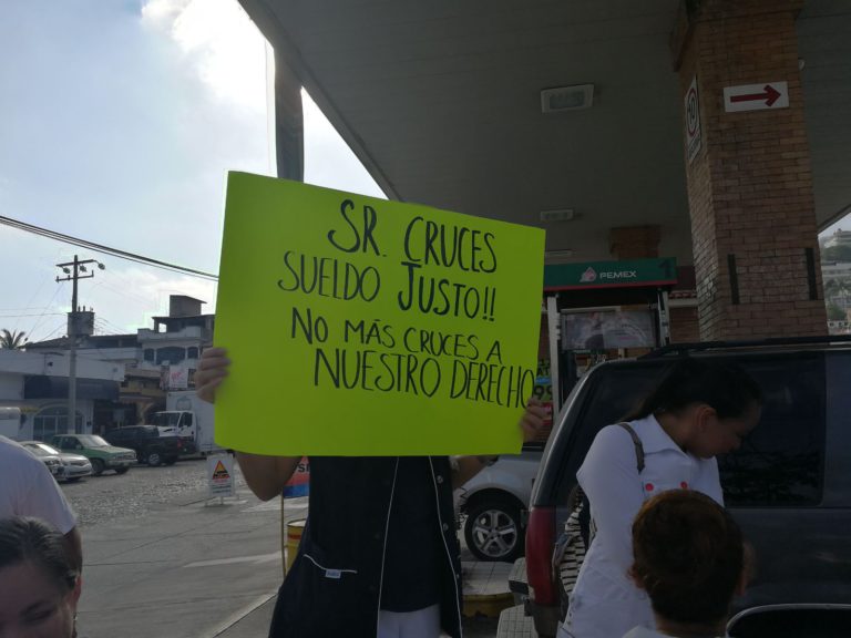 Marchan trabajadores del Hospital Regional en Puerto Vallarta por falta de pagos.