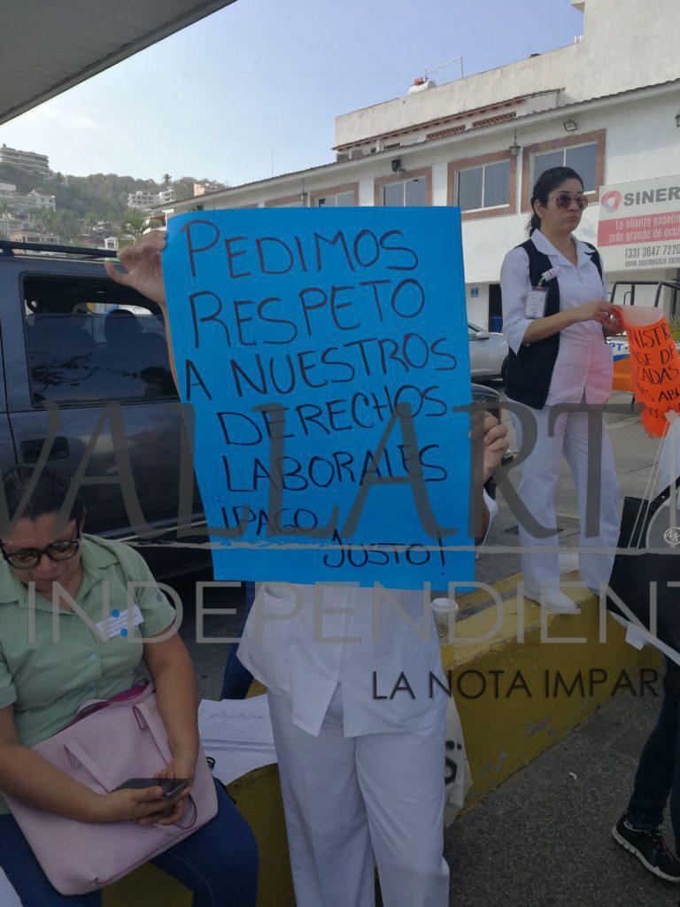 Marchan trabajadores del Hospital Regional en Puerto Vallarta por falta de pagos.