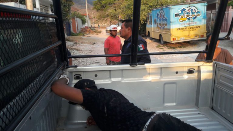 Reportan a joven herida con arma blanca al 911. 1 Reportan a joven herida con arma blanca al 911.