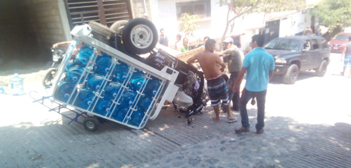 TERMINÓ BAJO EL MOTOCARRO AL GANARLE EL PESO