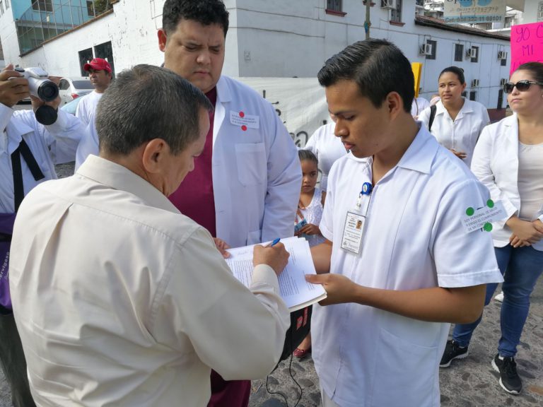 Marchan trabajadores del Hospital Regional en Puerto Vallarta por falta de pagos.
